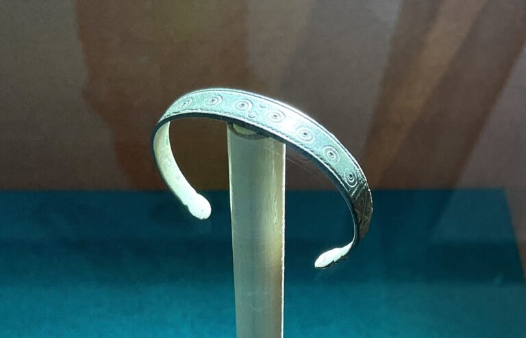 primo piano dell'armilla in bronzo, conservata nel museo della Grotta.